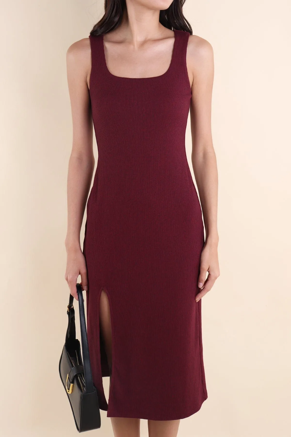 KOURTNEY RIBBED DRESS IN MAROON