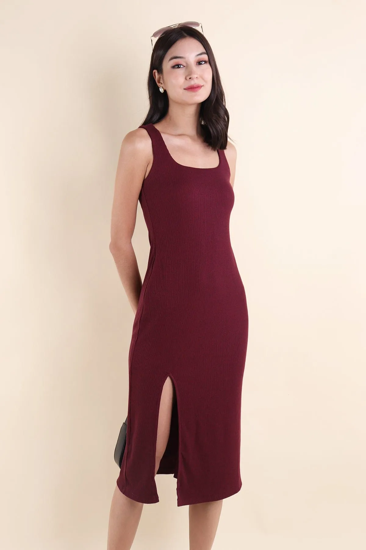 KOURTNEY RIBBED DRESS IN MAROON